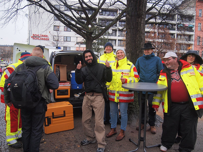 Kältehilfe in Berlin: Schlafsäcke und Thermowäsche an Obdachlose verteilt
