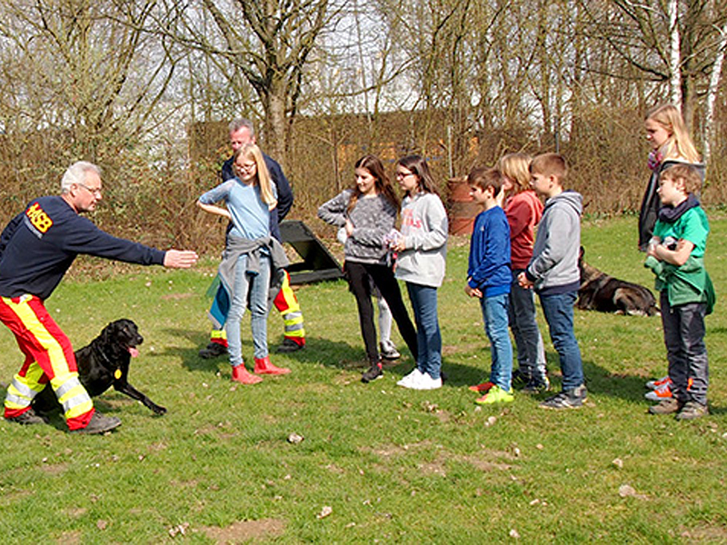 Nah am Hund: Schulbesuch bei den Rettungshunden