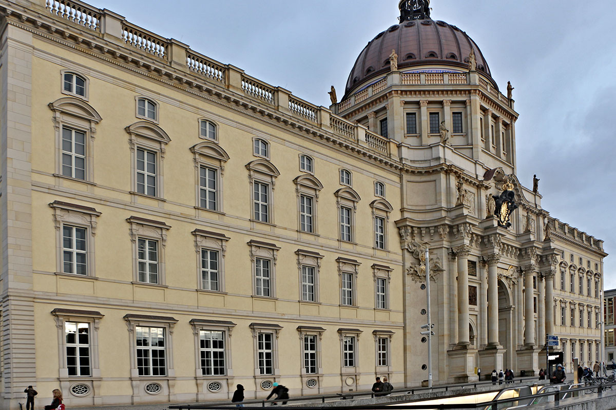 Adventscafé der Seniorinnen und Senioren im Humboldtforum: Alte Freunde, gute Gespräche und jede Menge Erinnerungen