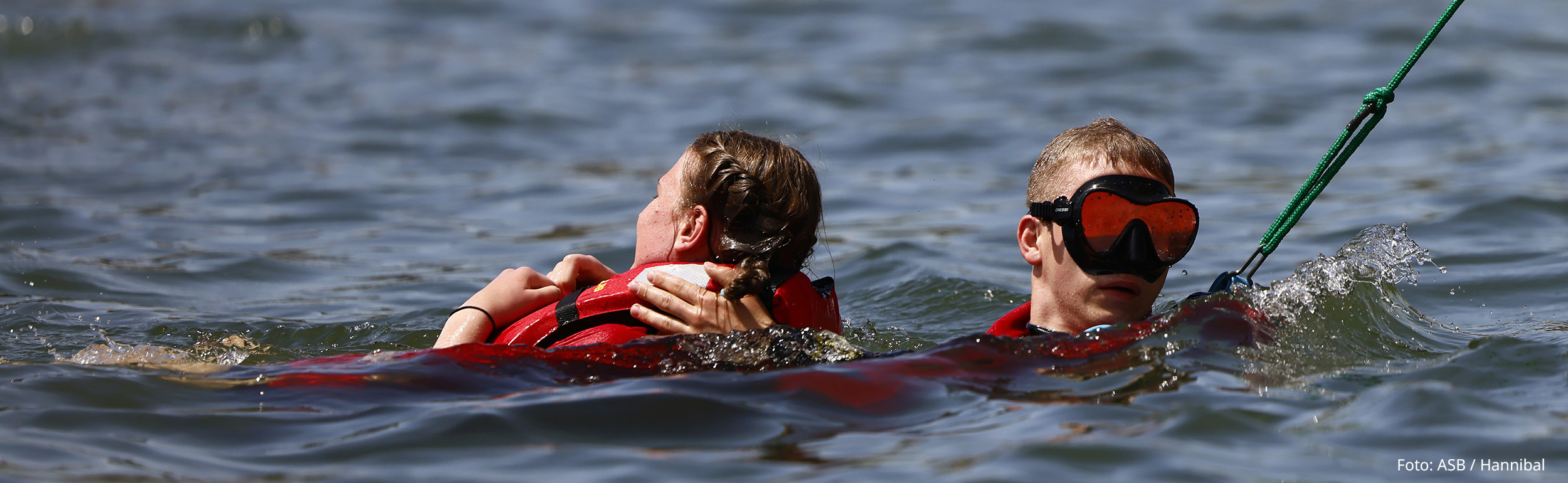 Rettungsschwimmer rettet Schwimmerin bei Übung