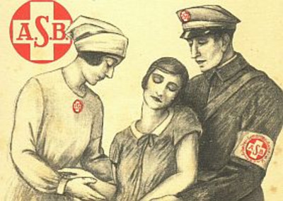 Historische Postkarte Samariterin und Saamariter stützen eine Hilfsbedürftige.