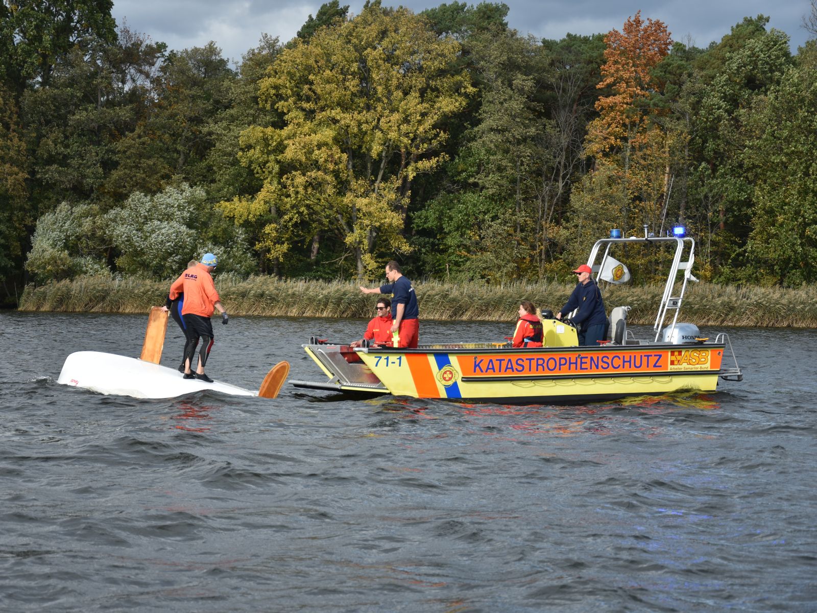Auszubildende Bootsführerinnen und Bootsführer auf großer Übung