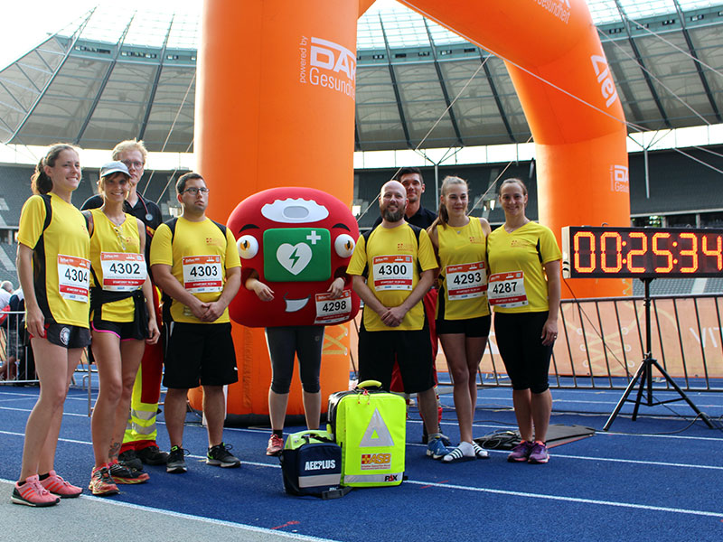 Zieleinlauf Olympiastadion: ASB-Runners mit Schocki beim B2Run Berlin