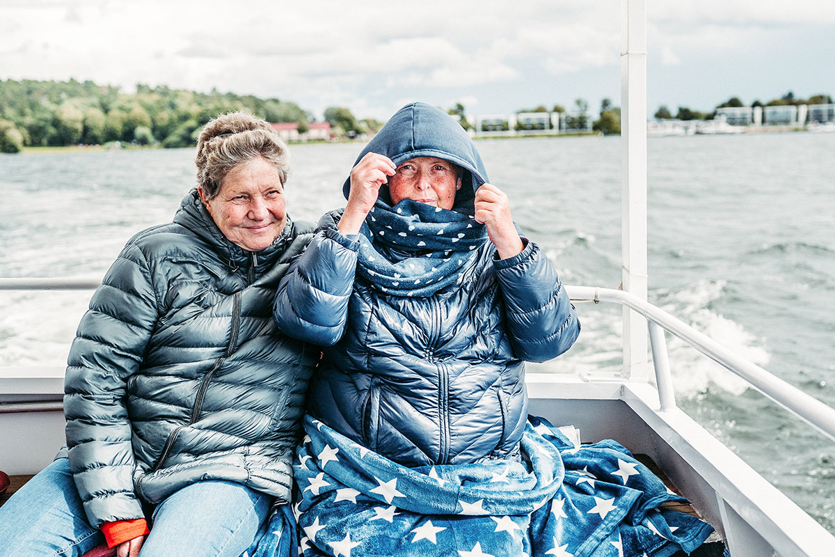 Zwei Frauen auf einem Schiff