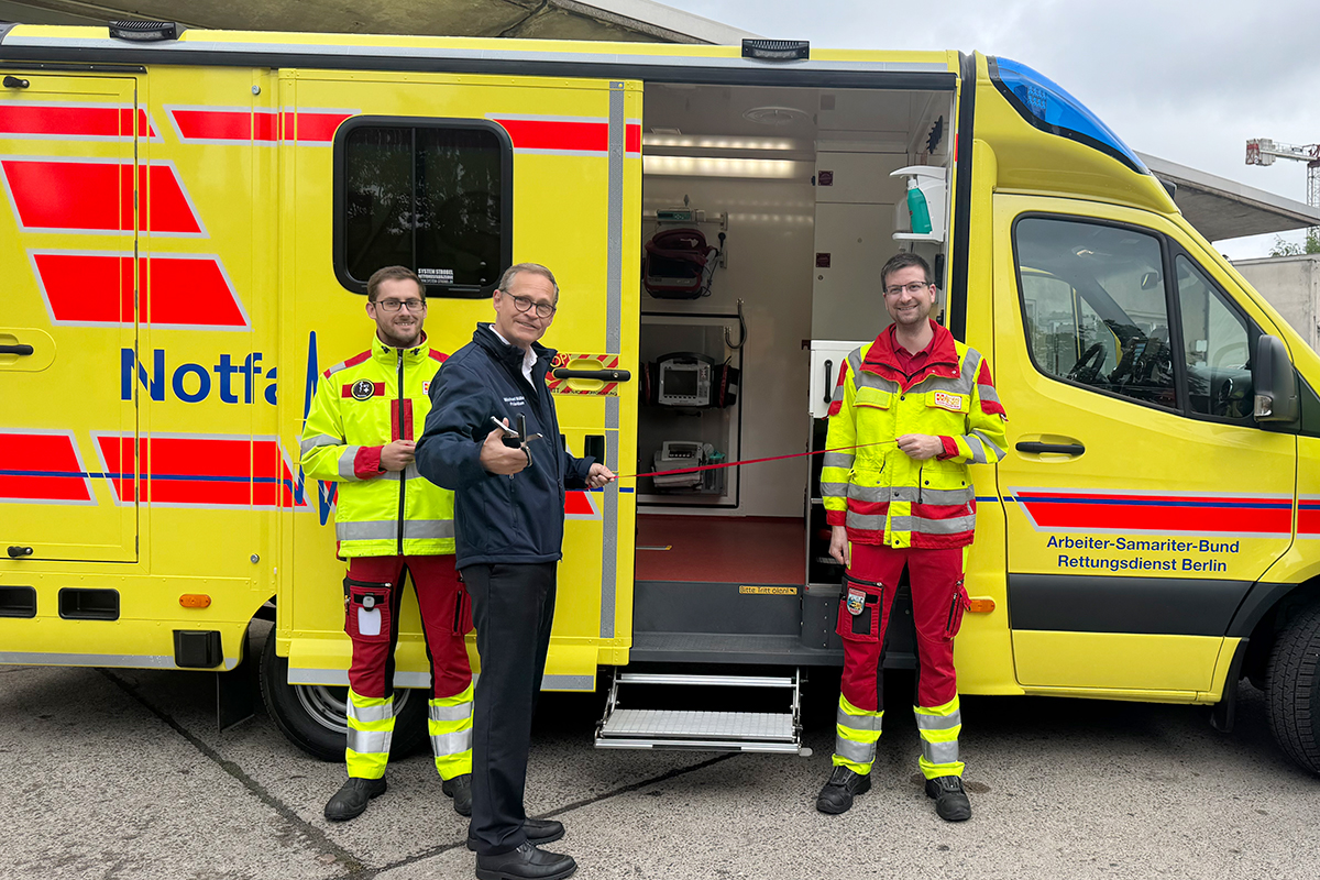Präsident Müller weiht neuen Rettungswagen der Wache Lichtenberg ein