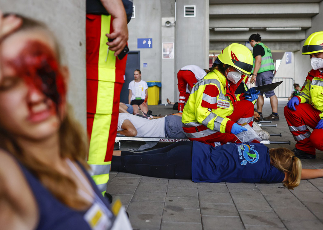 Übung, bei der mehrere Verletztendarsteller:innen von mehreren Einsatzkräften versorgt werden.