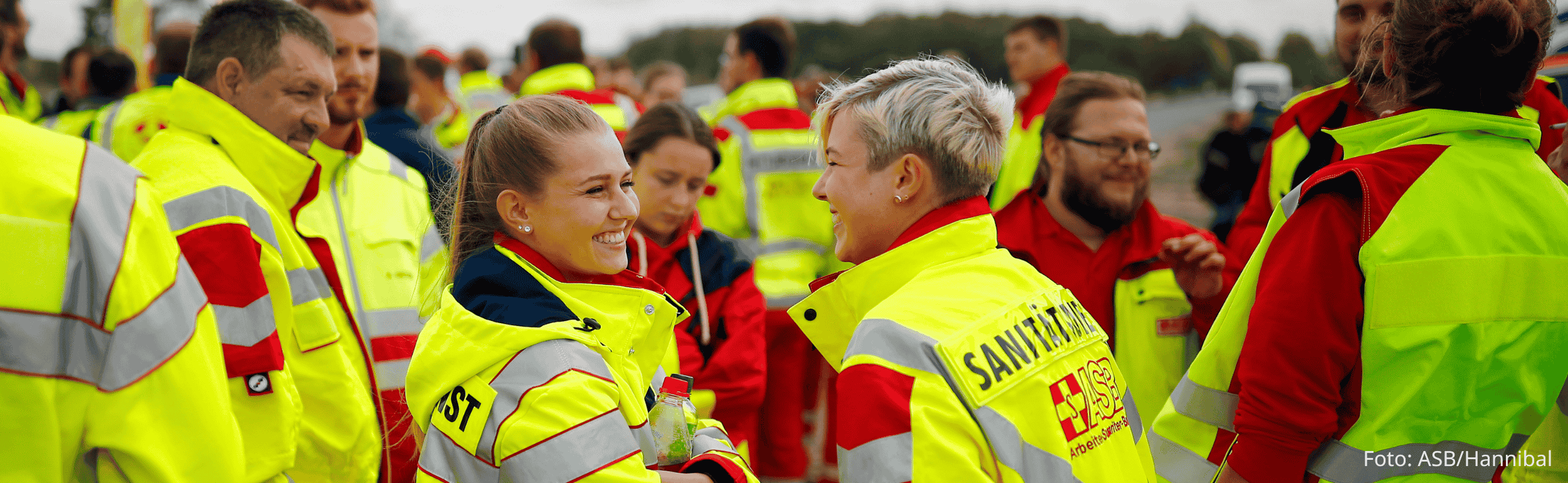Sanitäter, die zusammen reden und zusammen stehen